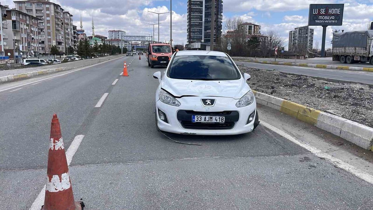 Sivas'ta yolun karşısına geçen 10 yaşındaki kıza otomobil çarptı; hayati tehlikesi sürüyor