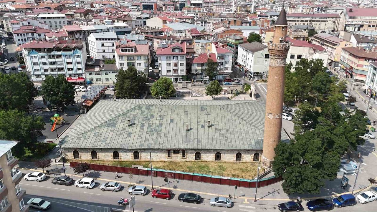 Sivas Ulu Cami restorasyonu sürüyor: Eğri minarenin iskelesi nisan sonuna kadar tamamlanacak