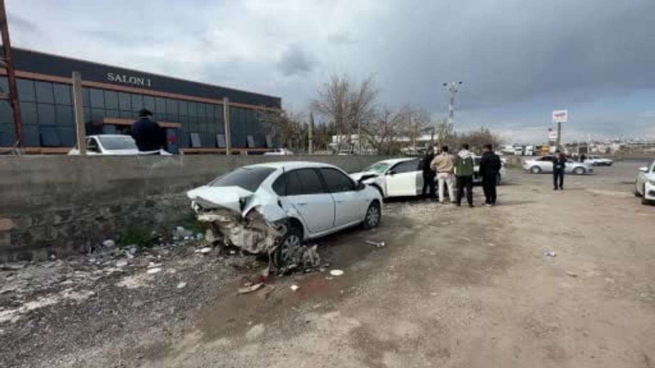 Siverek’de otomobilin yayaya çarpması: 1’i ağır 2 yaralı