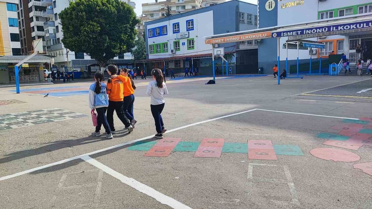Siverek saldırısı sonrası öğretmen eylemi: Adana'da bazı öğrenciler okula gelip geri döndü