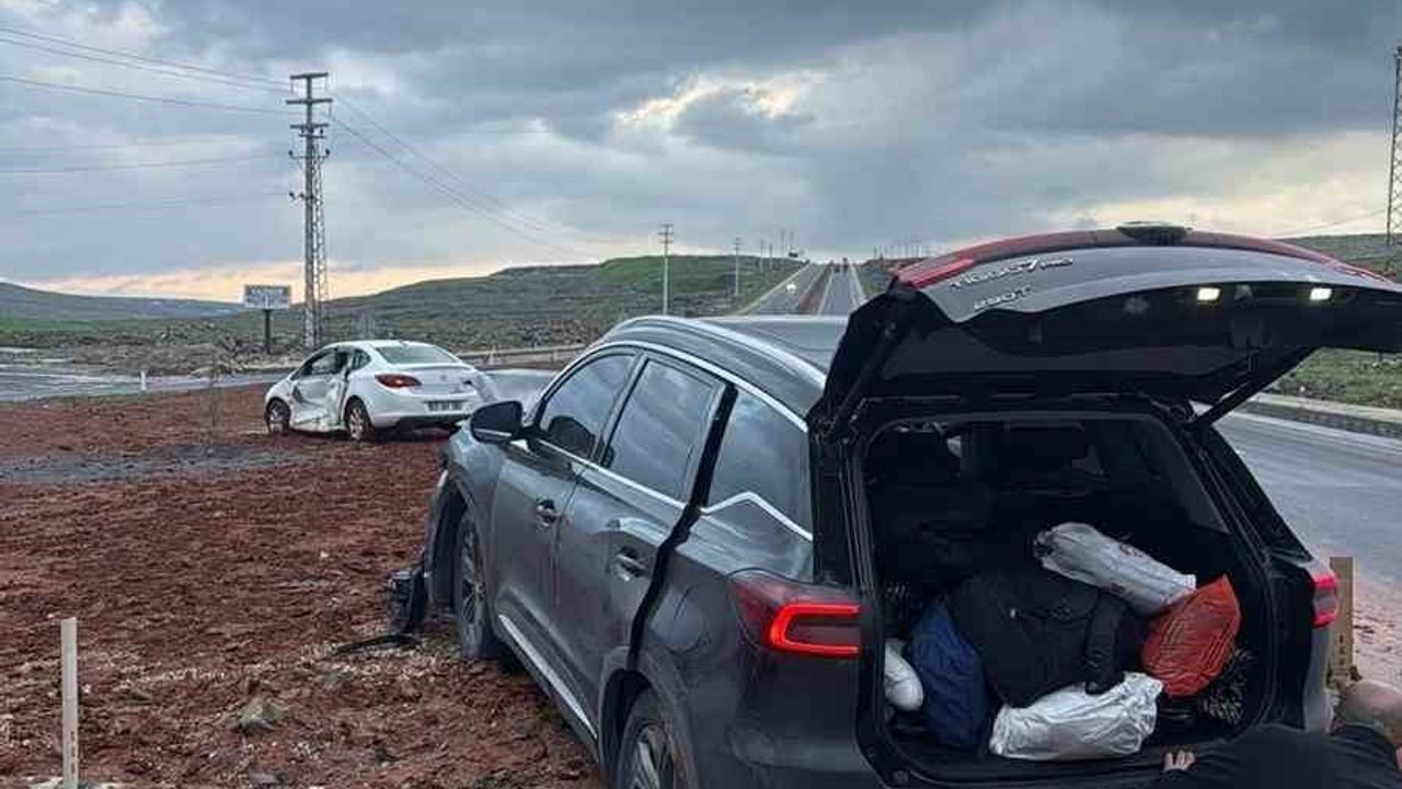 Siverek'te iki otomobilin çarpışması sonucu 8 kişi yaralandı