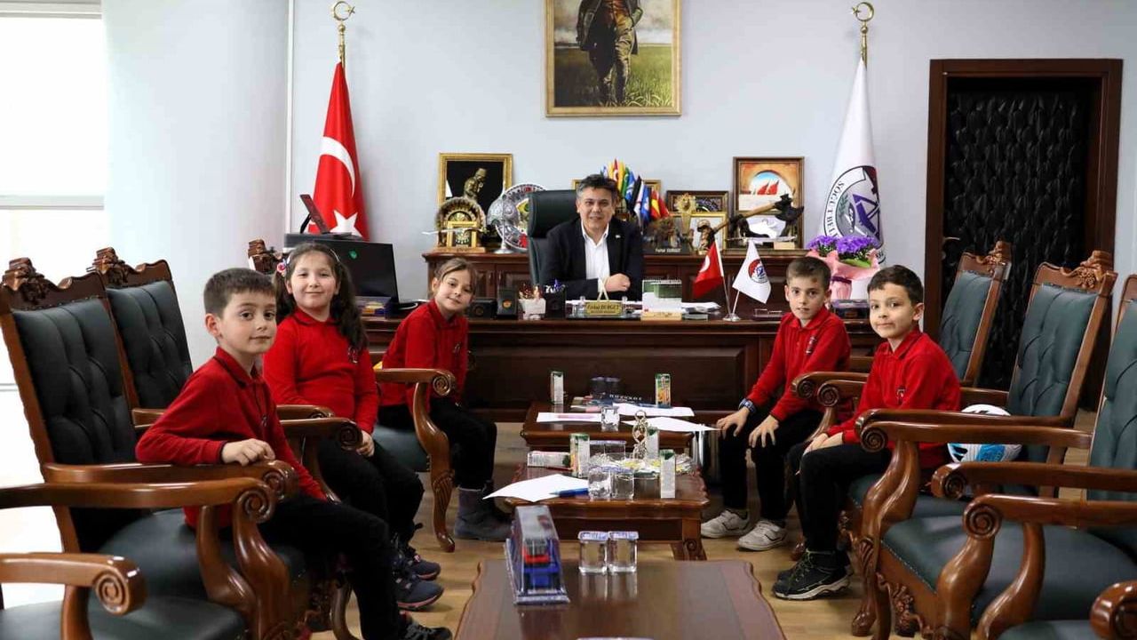 Söğüt Belediye Başkanı Ferhat Durgut, öğrencilerle belediyede buluştu