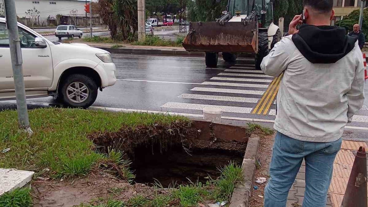 Söke'de Bağarası Kavşağında Obruk Oluştu: Yol Kenarında Çökme ve Karayolları Müdahalesi