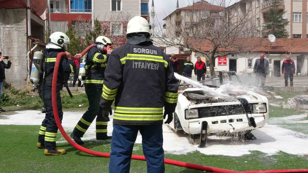 Sorgun İtfaiyesi 10 günlük eğitim programına araç yangını tatbikatıyla başladı