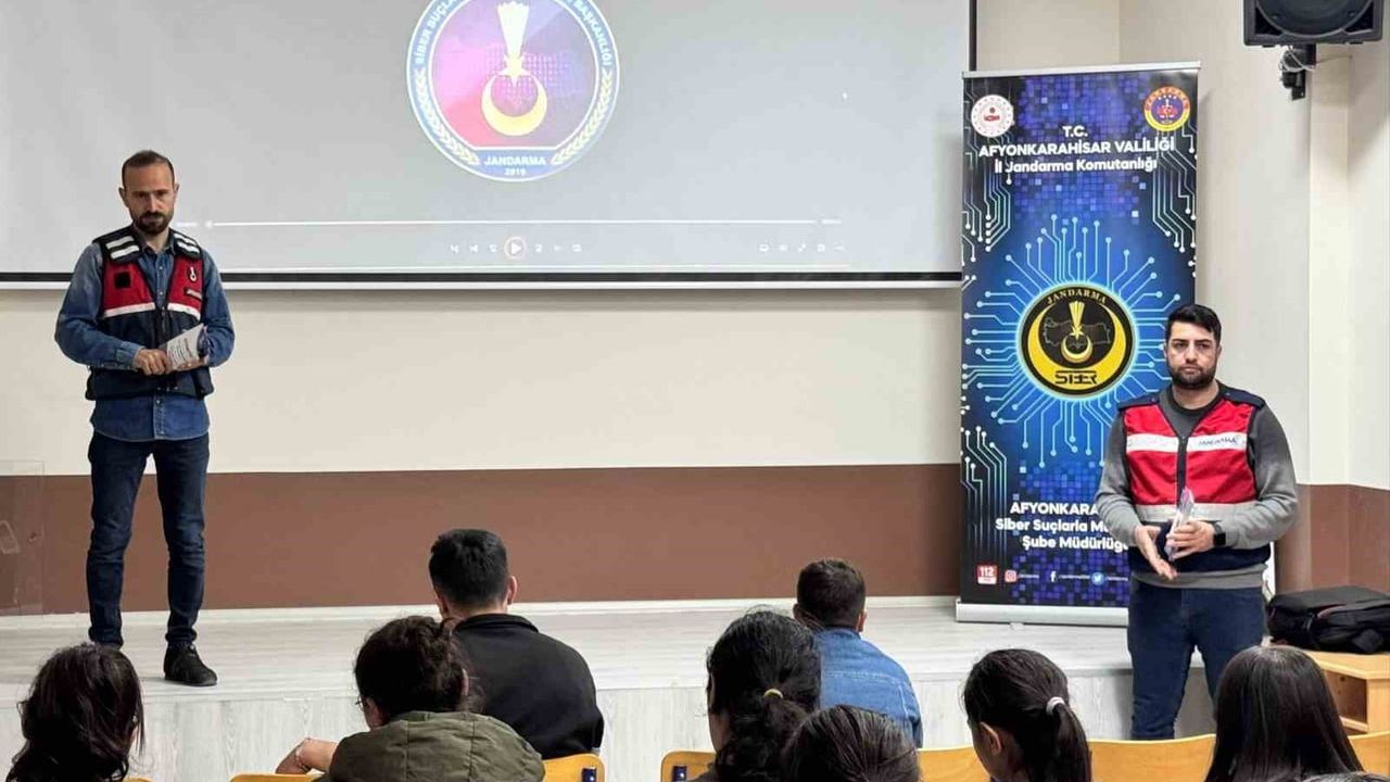 Şuhut’ta Jandarma’dan Öğrenci ve Öğretmenlere Güvenli İnternet Eğitimi