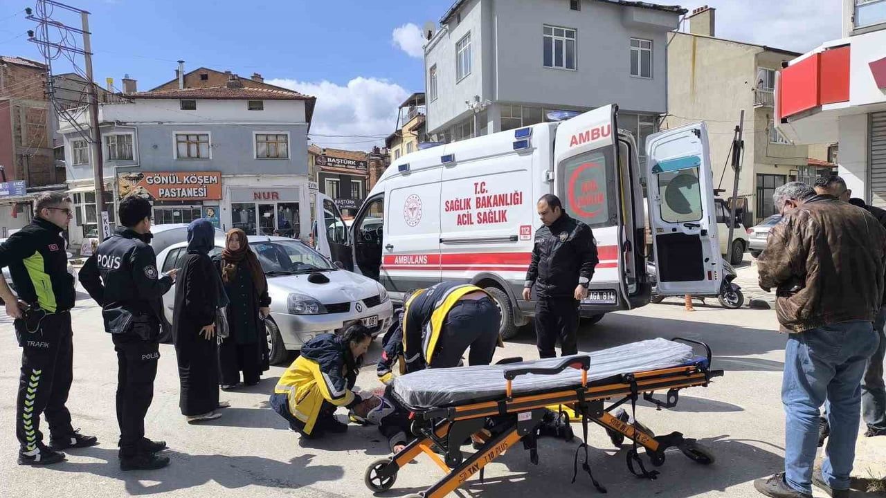 Şuhut'ta yolun karşısına geçen yaya otomobilin çarpması sonucu ağır yaralandı