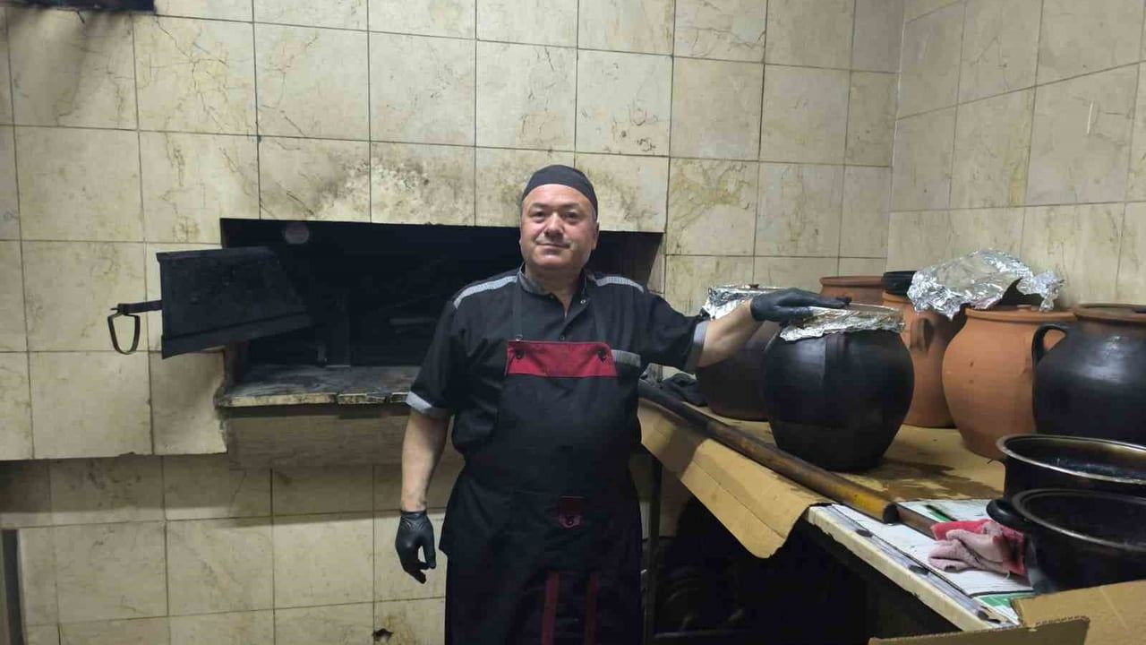 Şuhut'un çömlek keşkeğinin sırrı: Ustalar 12 saatlik pişirme ve dövme geleneğini anlattı