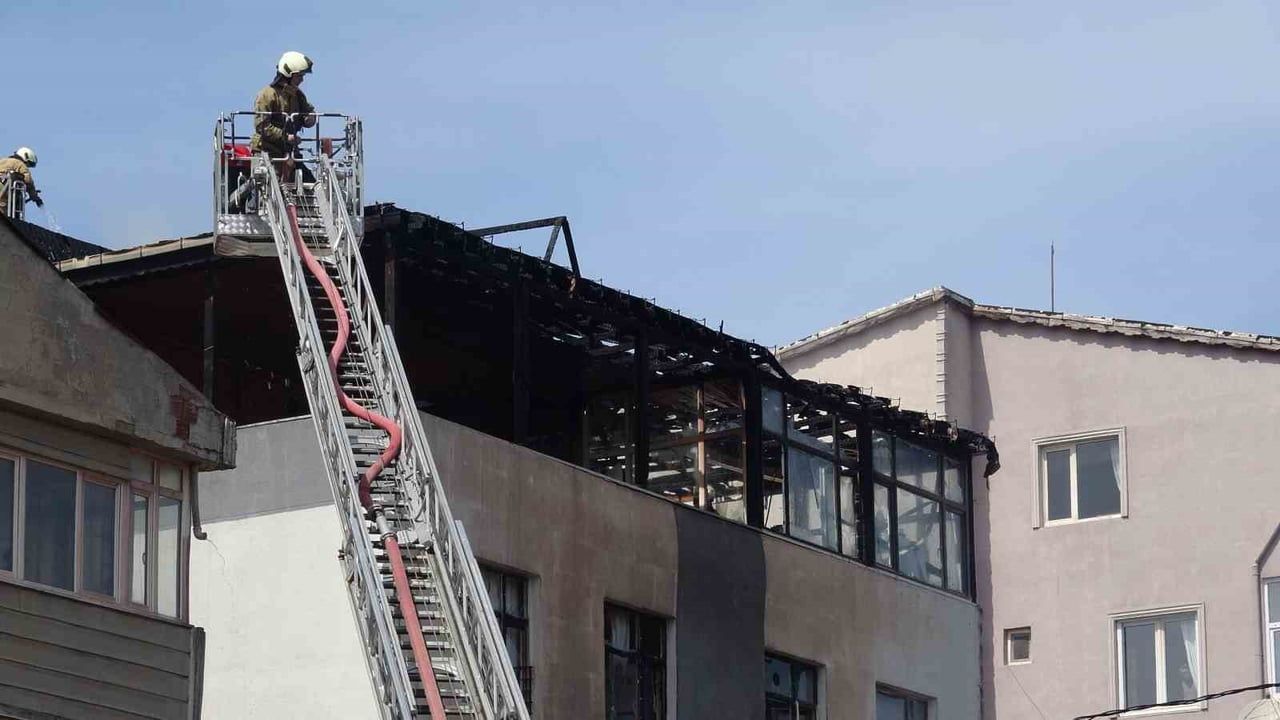 Sultanbeyli'de çatı tadilatı sırasında çıkan yangın iki binanın çatısına zarar verdi; 1 kişi dumandan etkilendi