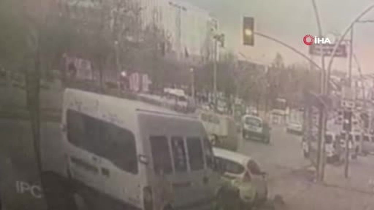 Sultangazi'de dönüş yasağını ihlal eden hafif ticari araç motosiklet sürücüsüne çarptı