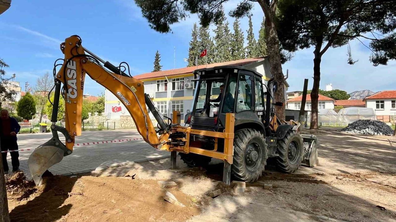 Sultanhisar Belediyesi, Atça Atatürk İlkokulu bahçesine parke taşı döşüyor