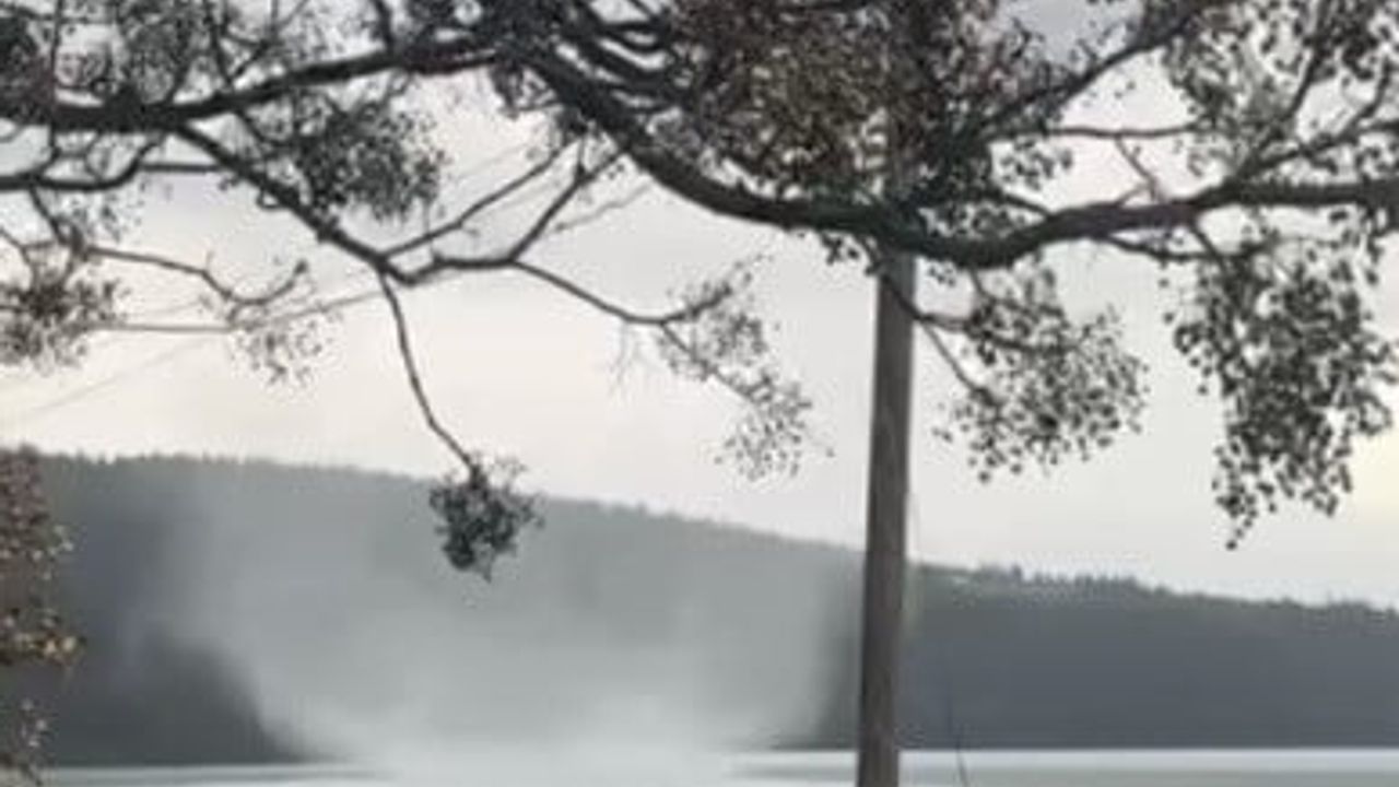 Sumbas'ta Mehmetli Barajı üzerinde kısa süreli hortum cep telefonu kamerasına yansıdı