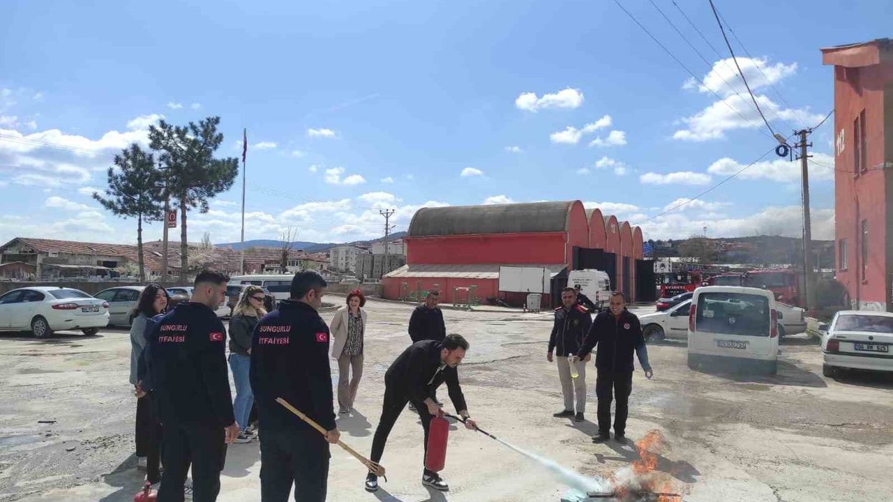 Sungurlu Belediyesi İtfaiye Müdürlüğü, Sosyal Hizmet Merkezi Personeline Yangın Eğitimi Verdi