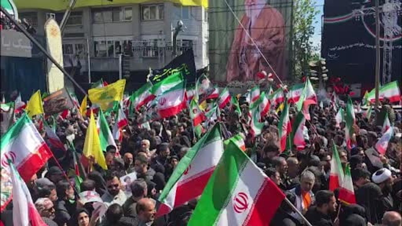 Tahran'da Ali Hamaney'in 40. gün anması: Binlerce kişi yürüdü