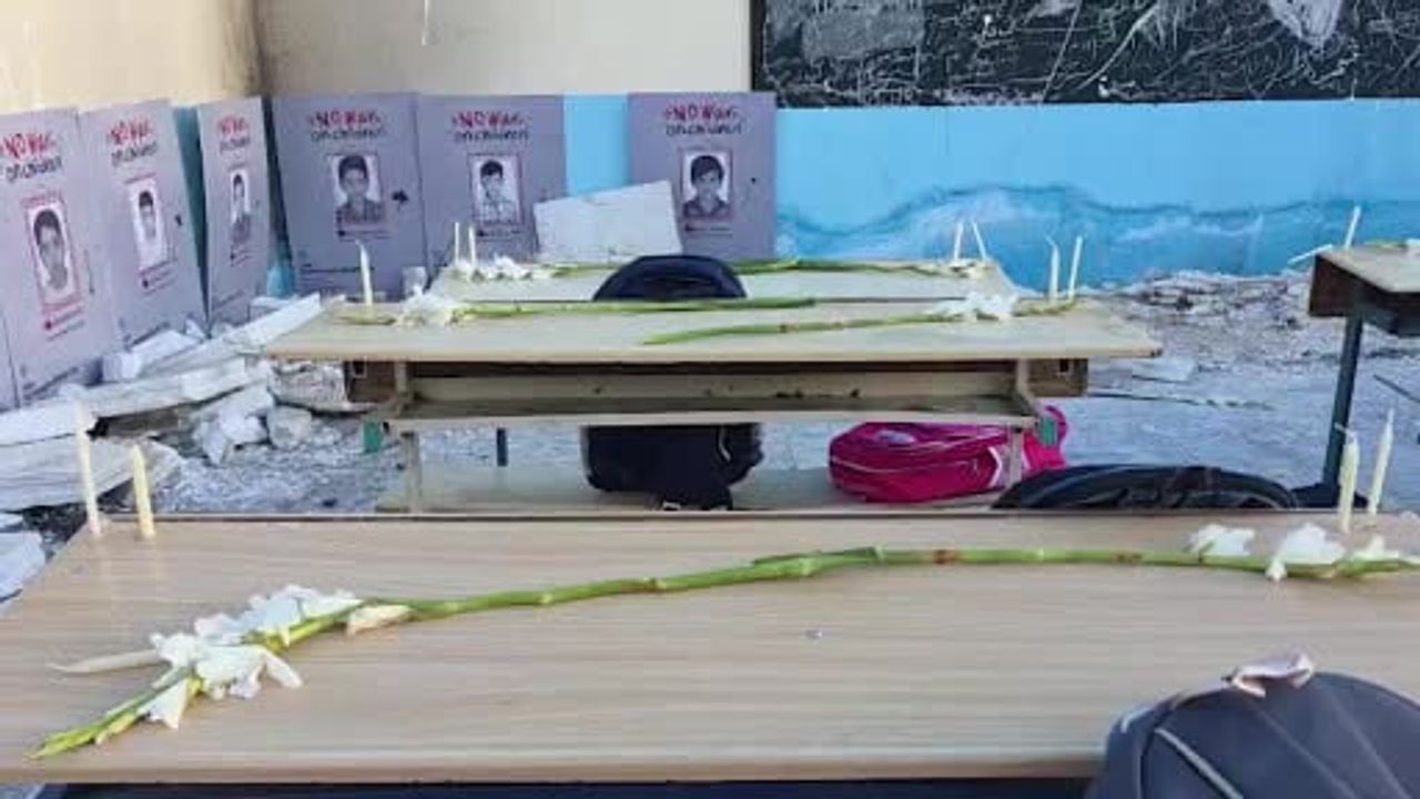 Tahran'da Minab saldırısında yaşamını yitiren öğrenciler anıldı: Sembolik sınıflarla anma töreni