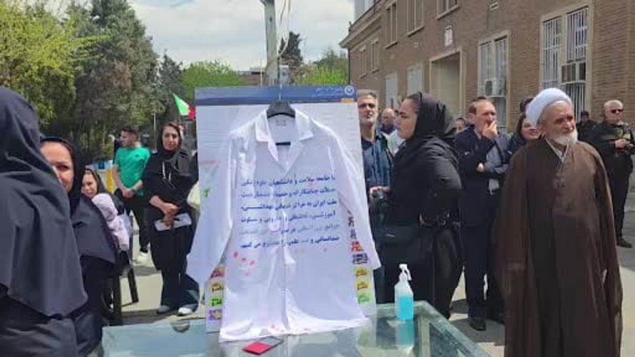 Tahran’da sağlık çalışanları ve akademisyenler ABD-İsrail saldırılarını protesto etti