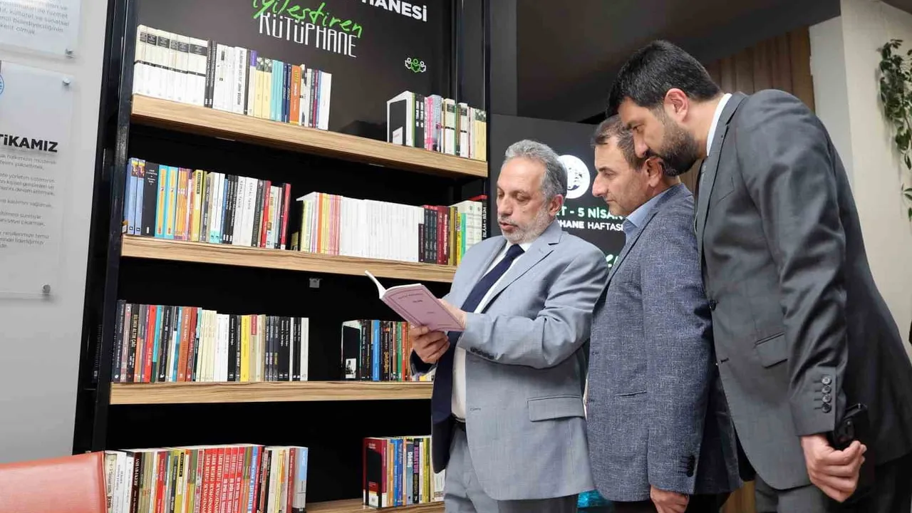 Talas Belediyesi hizmet binasında personel için 'İyileştiren Kütüphane' açtı