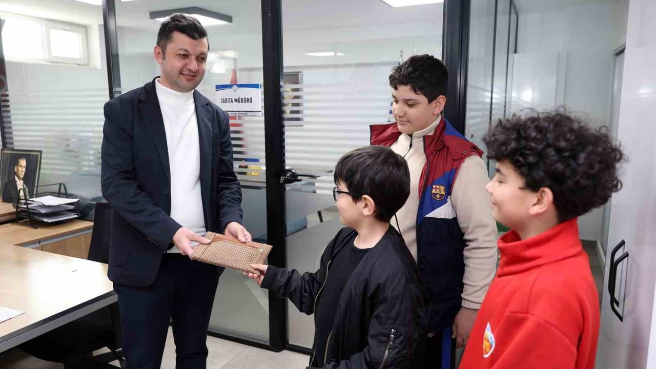 Talas'ta 10-13 yaşındaki çocuklar buldukları cüzdanı Zabıta Müdürlüğü'ne teslim etti