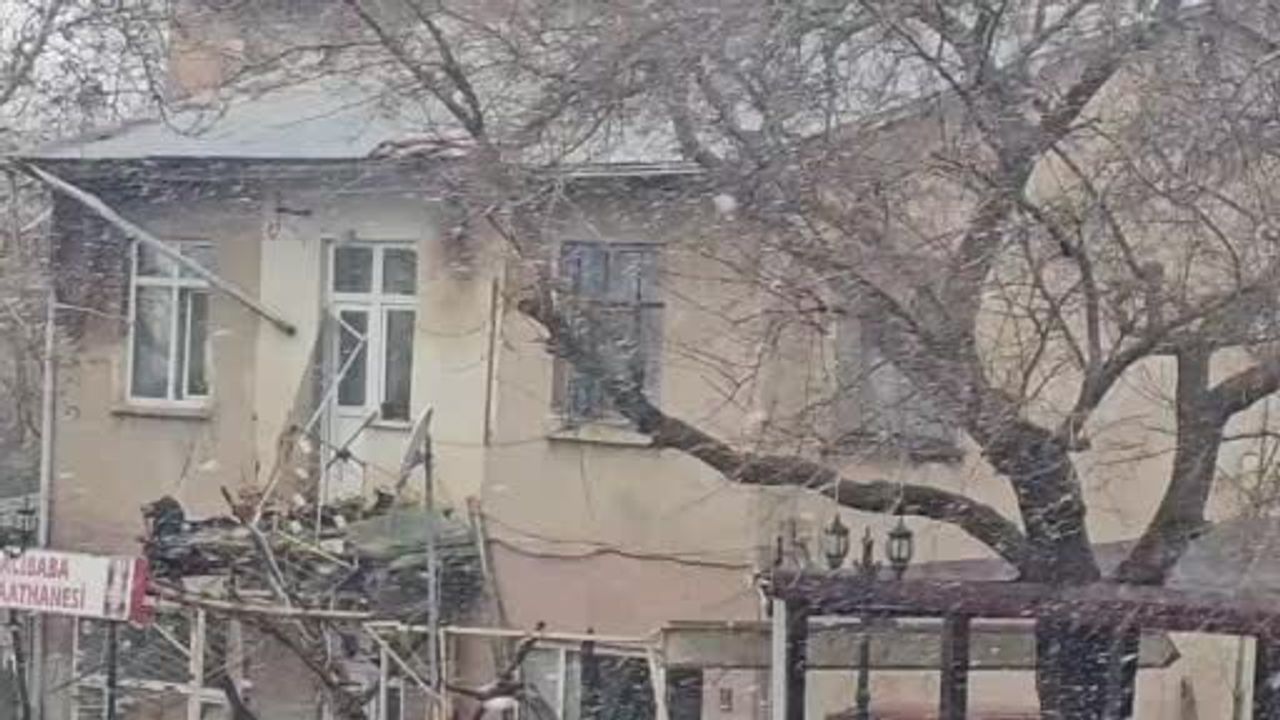 Tarihi Harput’ta nisan ayında kar sürprizi