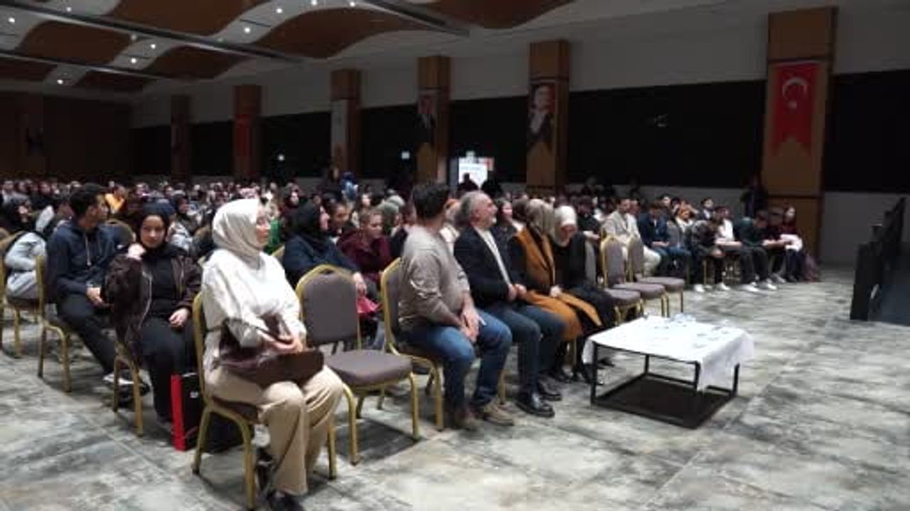 Tarık Tufan Esenyurt'ta okurlarıyla buluştu — 'Edebiyat, Hayat Memat' söyleşisi Nazım Hikmet Kültür Merkezi'nde