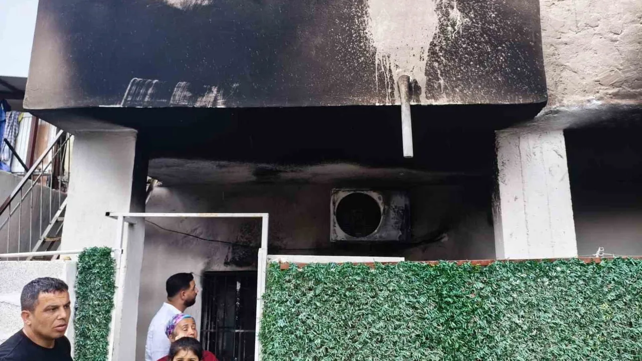 Tarsus'ta klima patlaması sonucu evde yangın çıktı; can kaybı yok