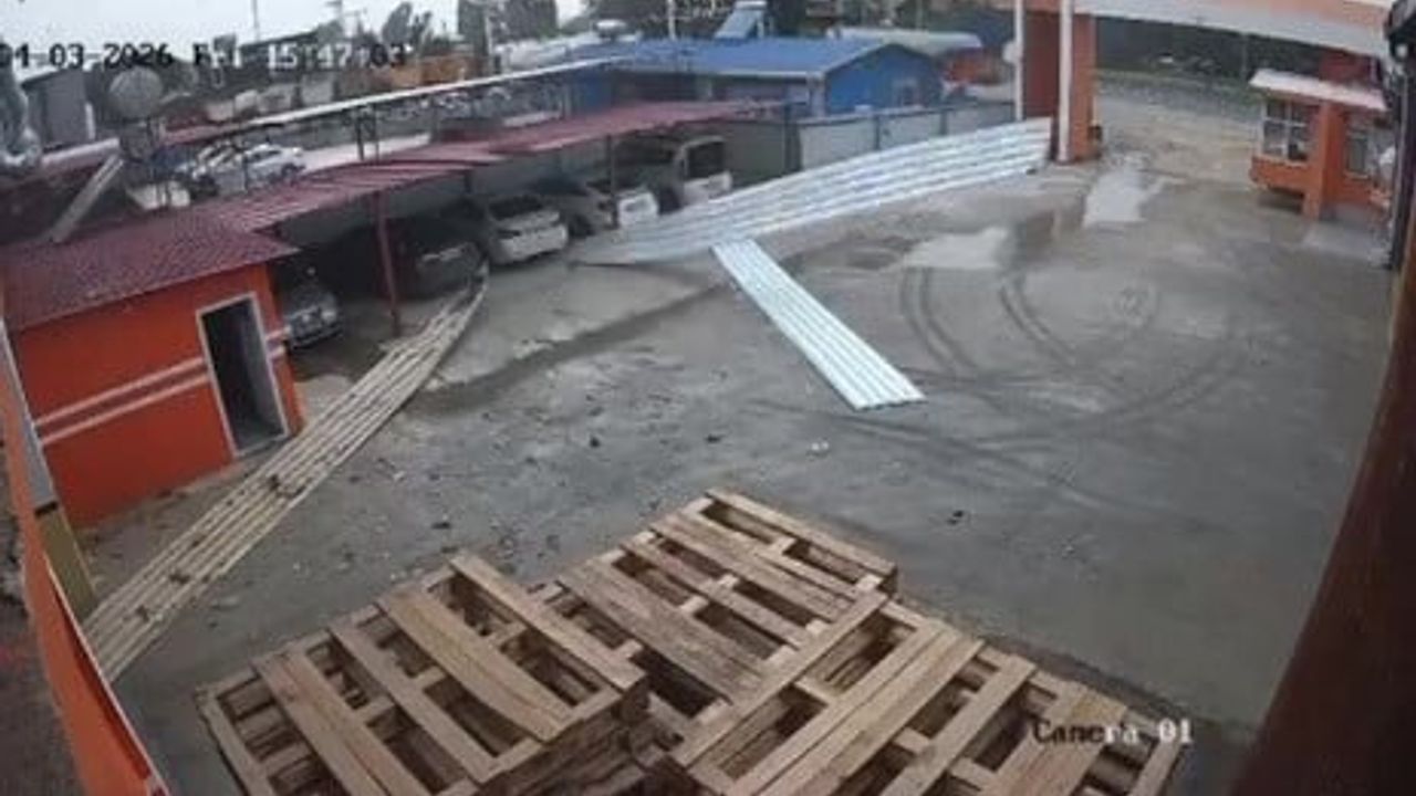 Tarsus’ta kuvvetli rüzgar bir iş yerinin çatısını uçurdu