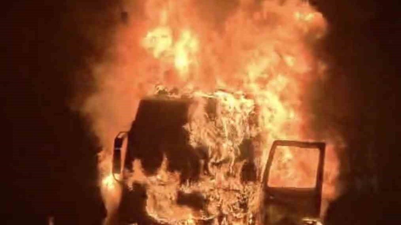 Tarsus'ta plastik yüklü tır tepe çıkışında yandı