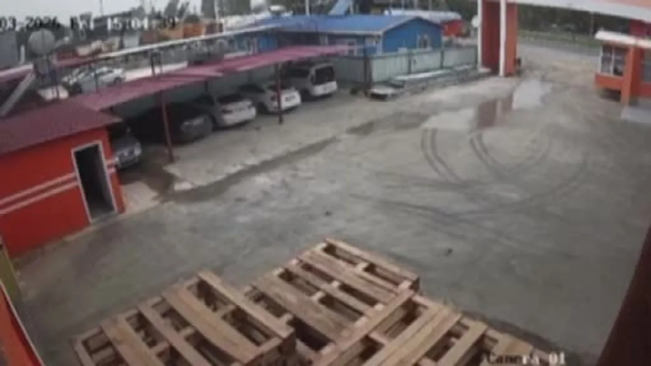 Tarsus'ta şiddetli rüzgar işyeri çatısındaki parçaları uçurdu; o anlar kamerada