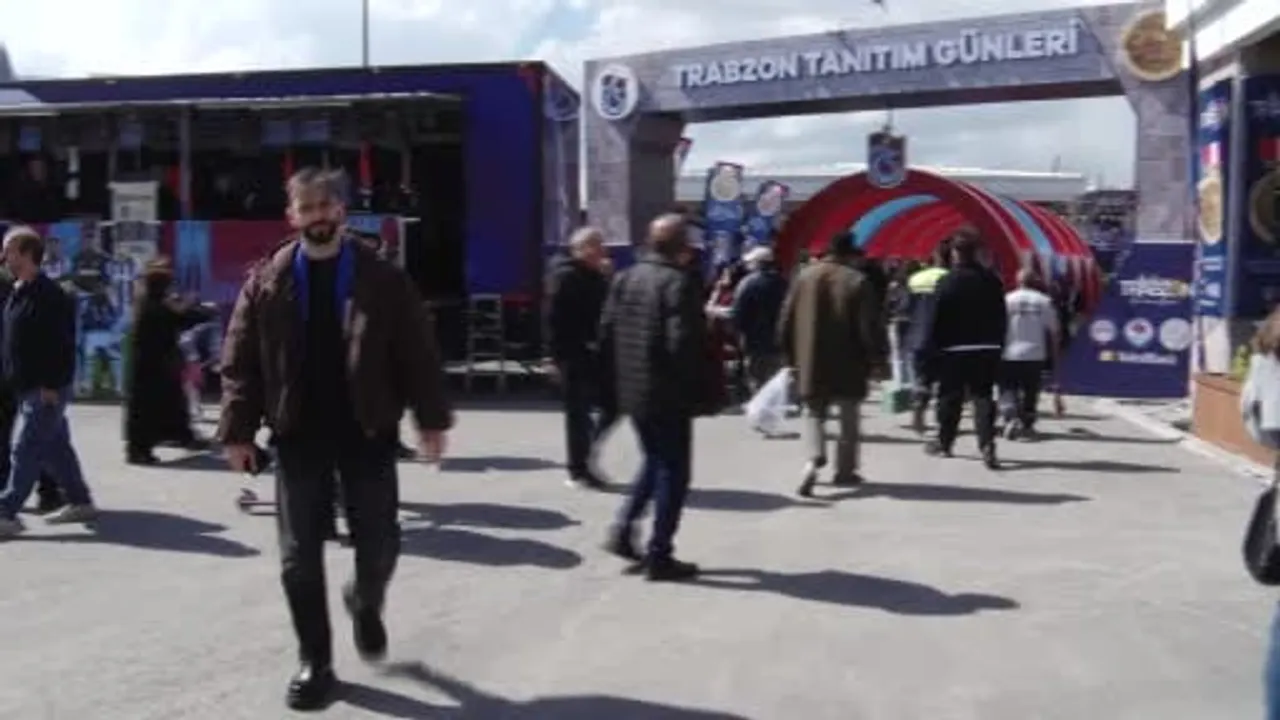 ‘Taşacak Bu Deniz’ oyuncuları Ankara’daki Trabzon Günleri’nde hayranlarıyla buluştu
