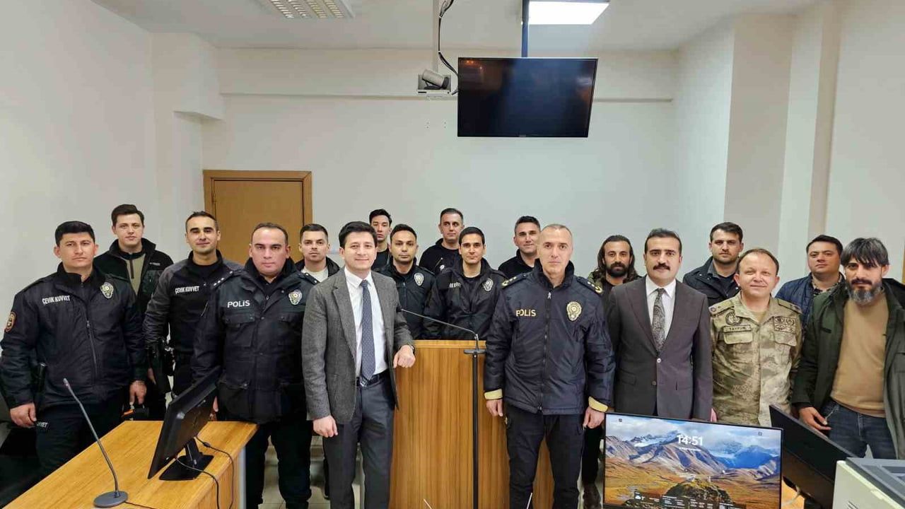 Tatvan Adliyesi'nde Polis Haftası: Duruşma Güvenliğini Sağlayan Polisler Sürprizle Kutlandı