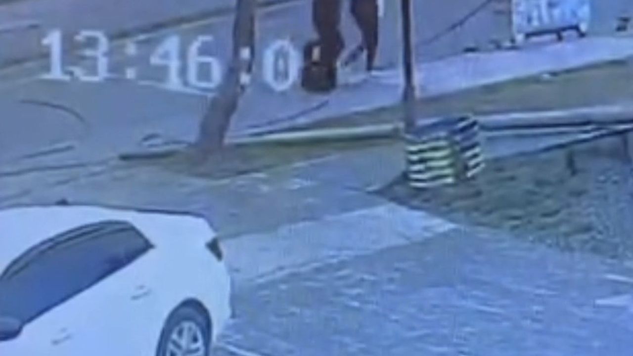 Tatvan'da kamyon dorsesinin kabloya takılması sonucu telefon direği devrildi; iki kişi yanından geçti, yaralı yok