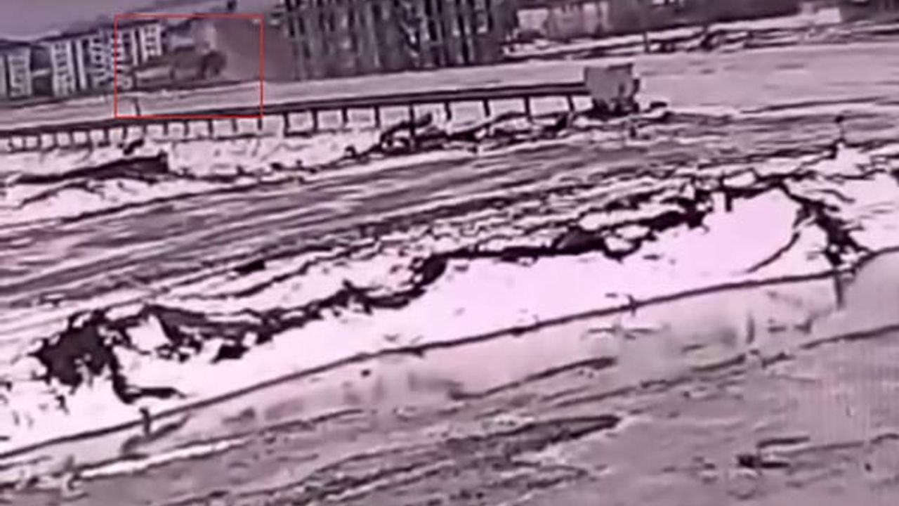 Tatvan'da otomobil takla attı: Sürücü hafif yaralandı, kaza kameralara yansıdı