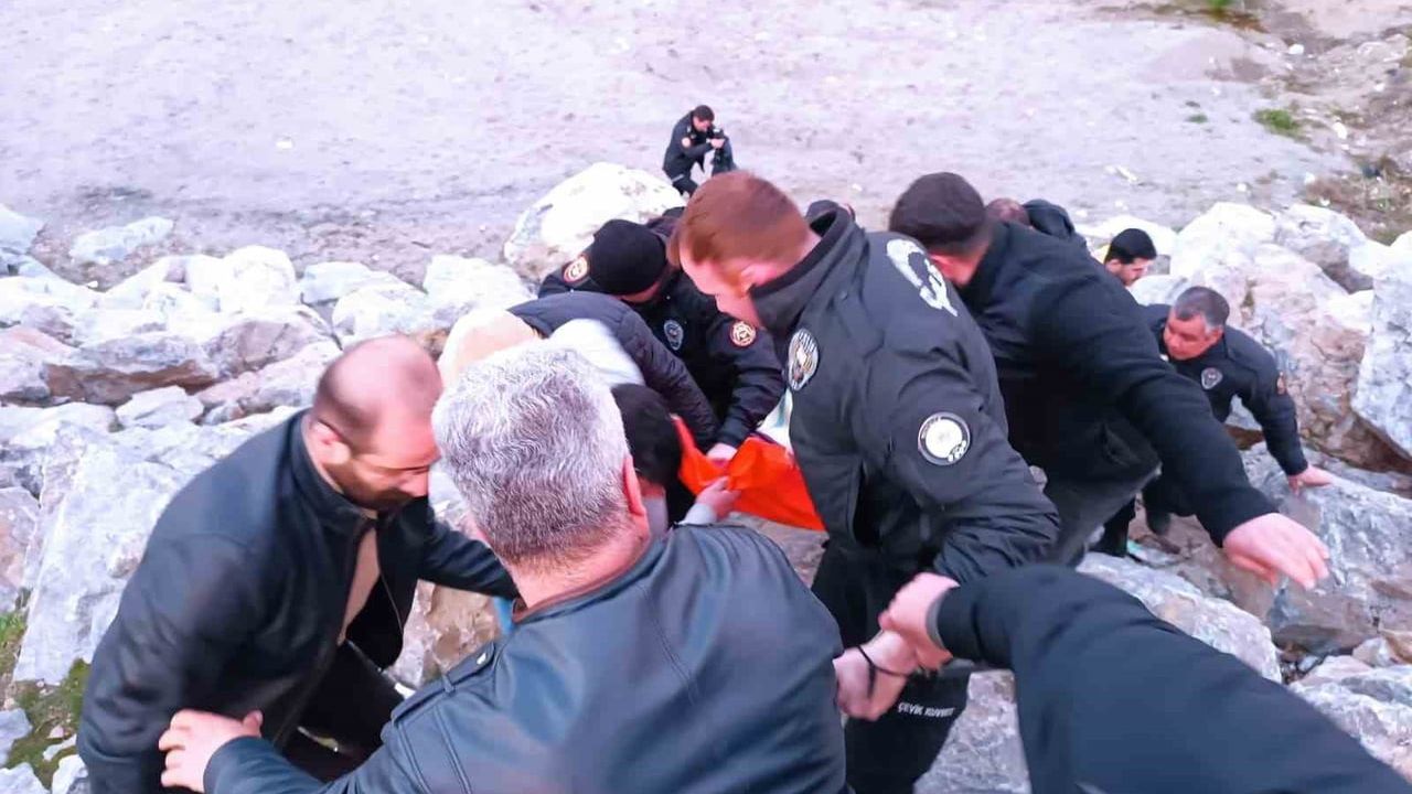 Tatvan'da polisler, soğuk havada elbiseleriyle Van Gölü'ne girerek bir vatandaşı kurtardı