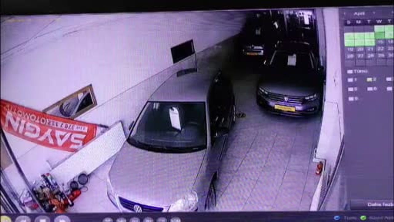 Tavas'ta oto galeride yangın söndürücüyle oynayan 3 çocuk paniğe yol açtı