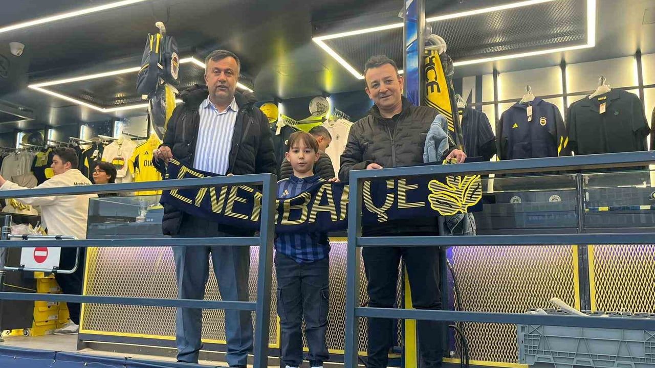 Tavşanlı’da Fenerium Tırı Yoğun İlgi: Fenerbahçe Lisanslı Ürünleri Cumhuriyet Meydanı'nda