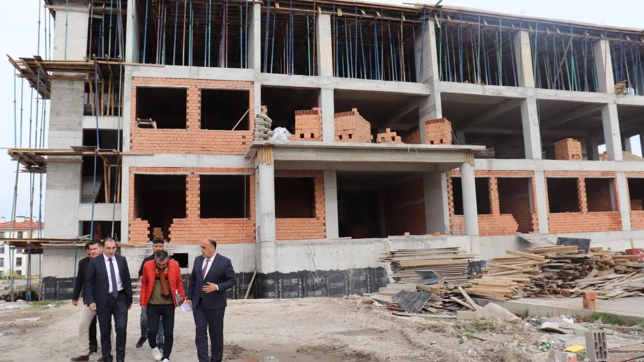 Tavşanlı'da Kaymakam Özdemir, Ömerbey Mahallesi'ndeki yeni okul inşaatını inceledi