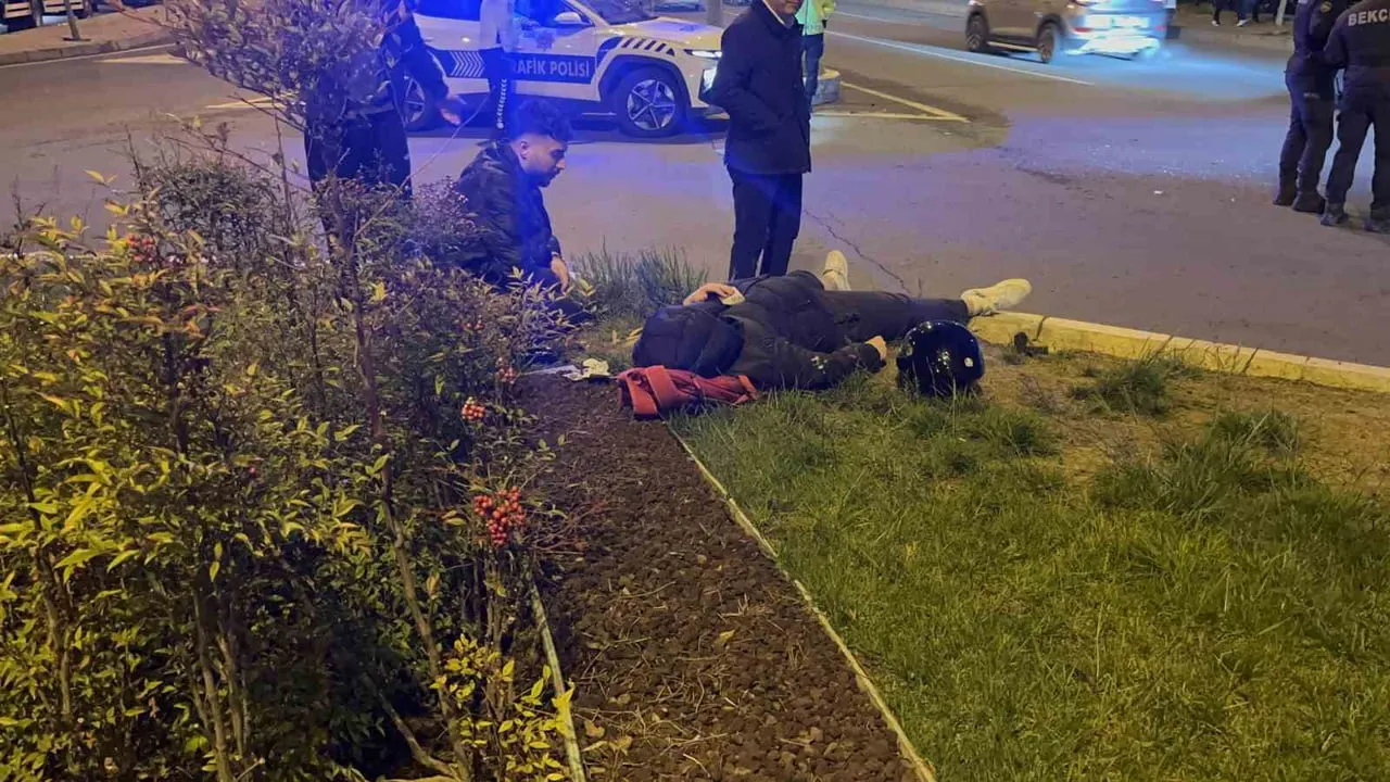 Tekirdağ'da dönel kavşakta otomobil ile motosiklet çarpıştı: Sürücü yaralandı