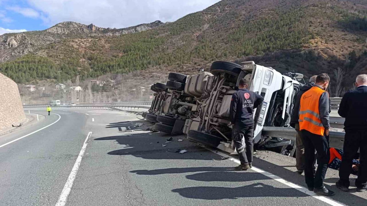 Tekke beldesinde virajı alamayan tır bariyerlere saplandı; sürücü yaralandı