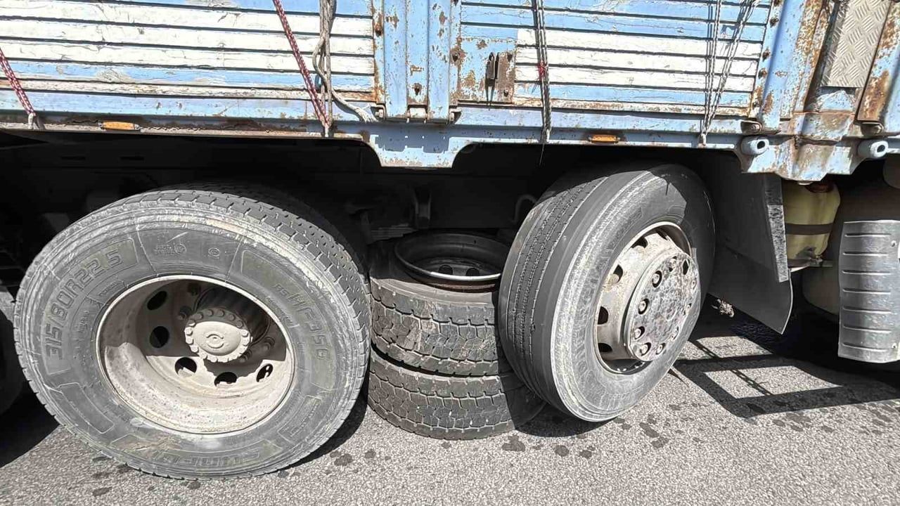 TEM Otoyolu Bolu geçişinde tırdan kopan lastik kamyonun altına girdi