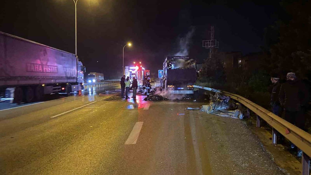 TEM Otoyolu Derince'de tekstil yüklü kamyonda yangın: Dorse kullanılamaz hale geldi
