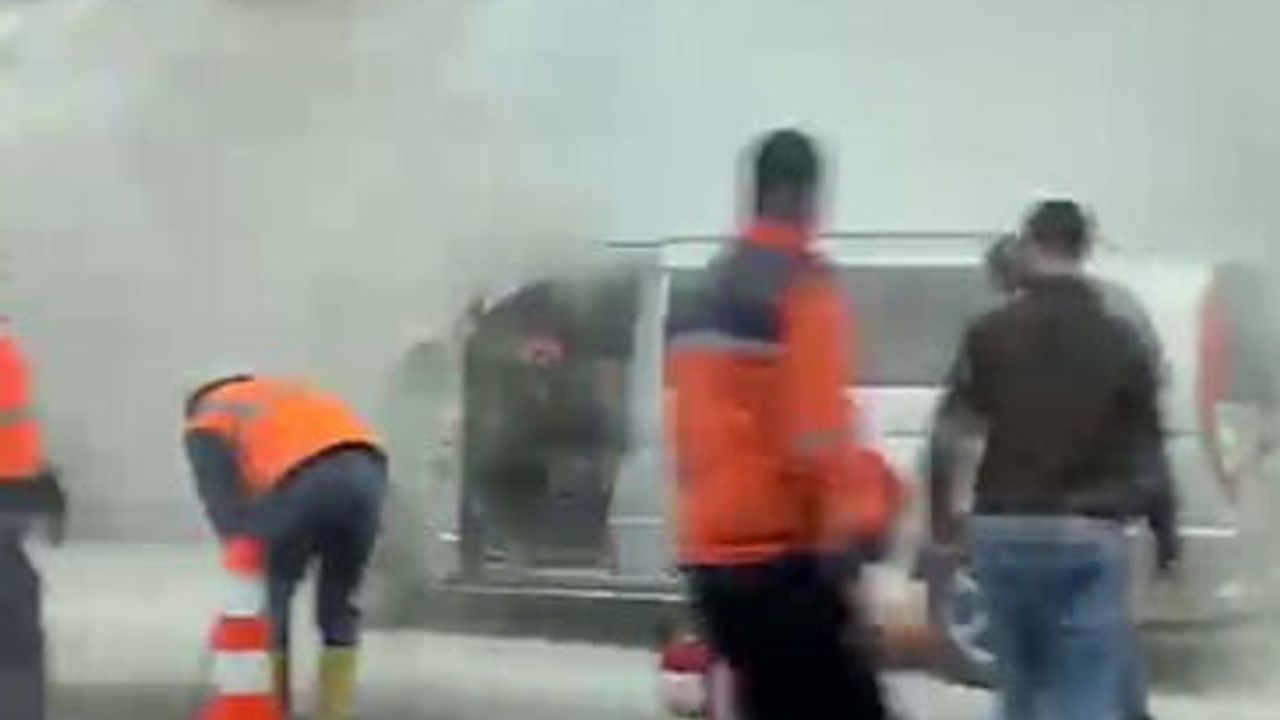 TEM Otoyolu Düzce Kesiminde Minibüste Motor Yangını Söndürüldü