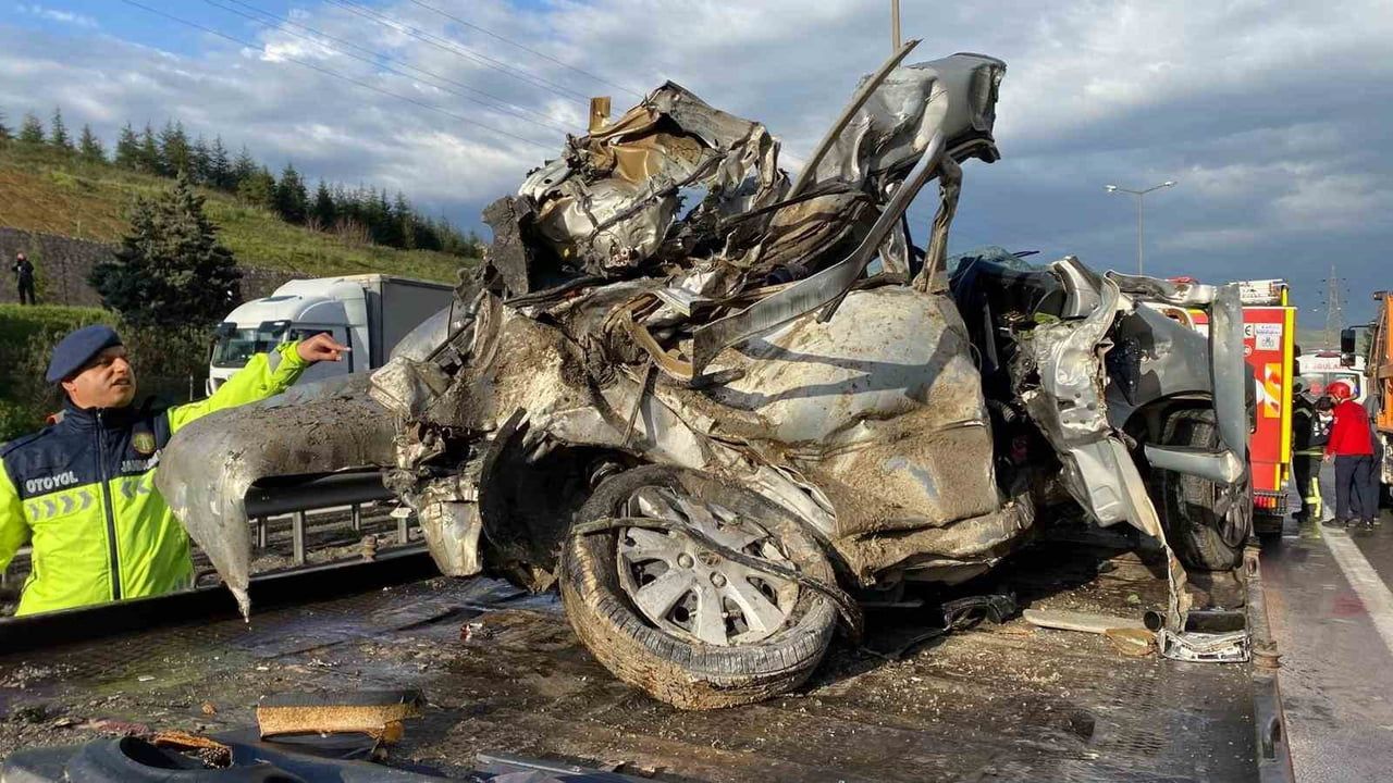 TEM Otoyolu İzmit’te zincirleme kaza: Otomobil tır dorsesinin altında kaldı, karı-koca hayatını kaybetti