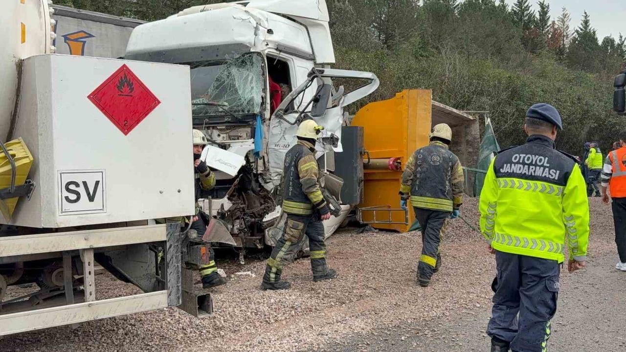 TEM Otoyolu Kocaeli'de Zincirleme Kaza: LPG Tankeri ve Tırlar Karıştı, İlk Belirlemelere Göre 2 Kişi Hayatını Kaybetti