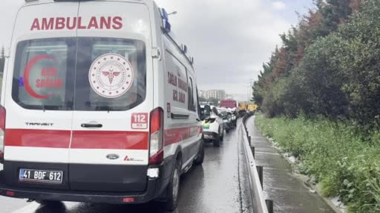 TEM Otoyolu Kocaeli geçişinde zincirleme kaza: 2 kişi hayatını kaybetti, Ankara istikameti trafiğe kapandı