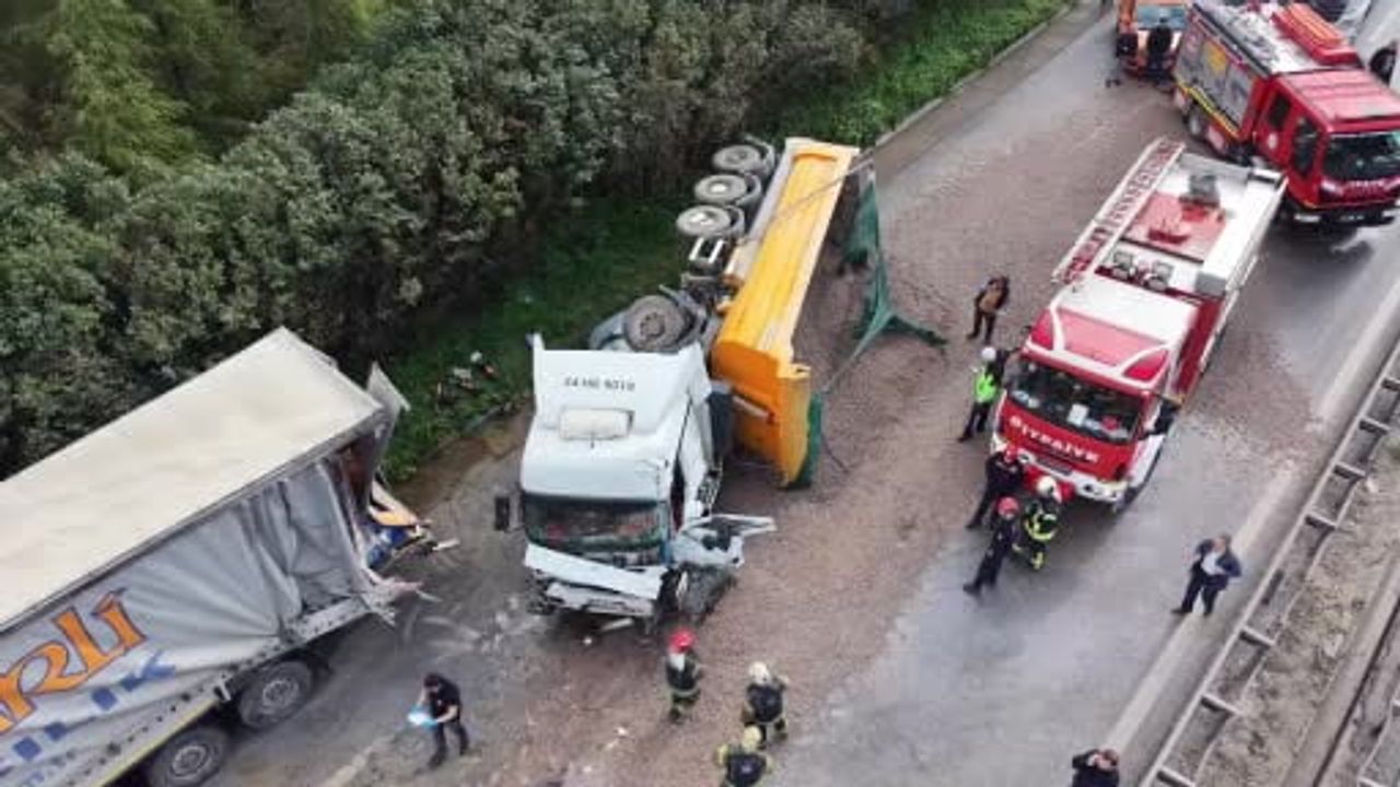 TEM Otoyolu Kocaeli kesiminde zincirleme kaza: 2 kişi hayatını kaybetti, Ankara istikameti kapandı