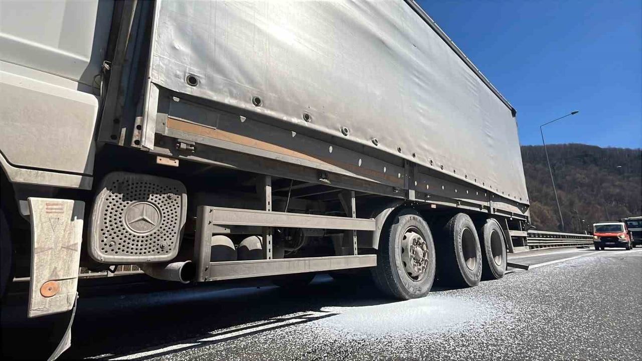 TEM Otoyolu’nun Bolu geçişinde 5 aracın karıştığı zincirleme kaza: 5 yaralı