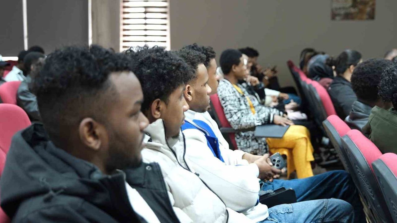 Tokat Gaziosmanpaşa Üniversitesi'nde Uluslararası Öğrencilere Kırım Kongo Kanamalı Ateşi ve Bulaşıcı Hastalıklar Hakkında Bilgilendirme