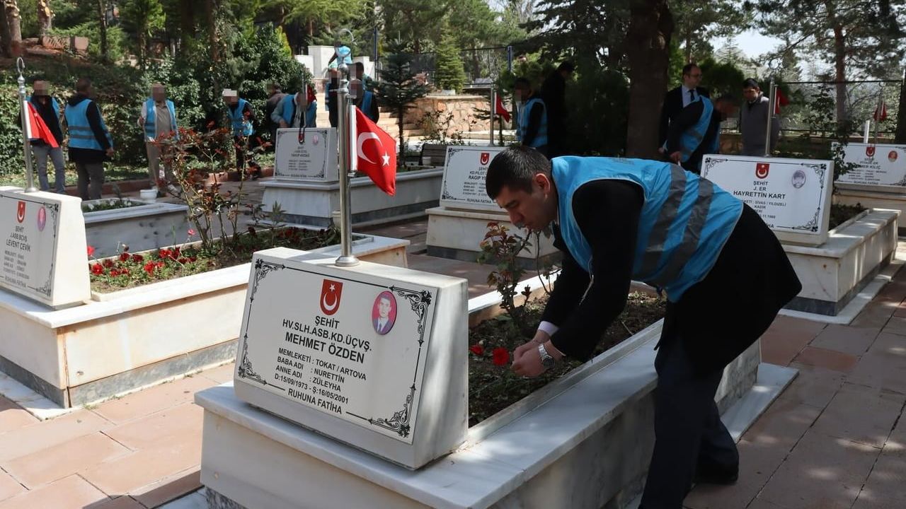 Tokat’ta Denetimli Serbestlik Yükümlüleri Şehitlikte Temizlik ve Anma Etkinliği