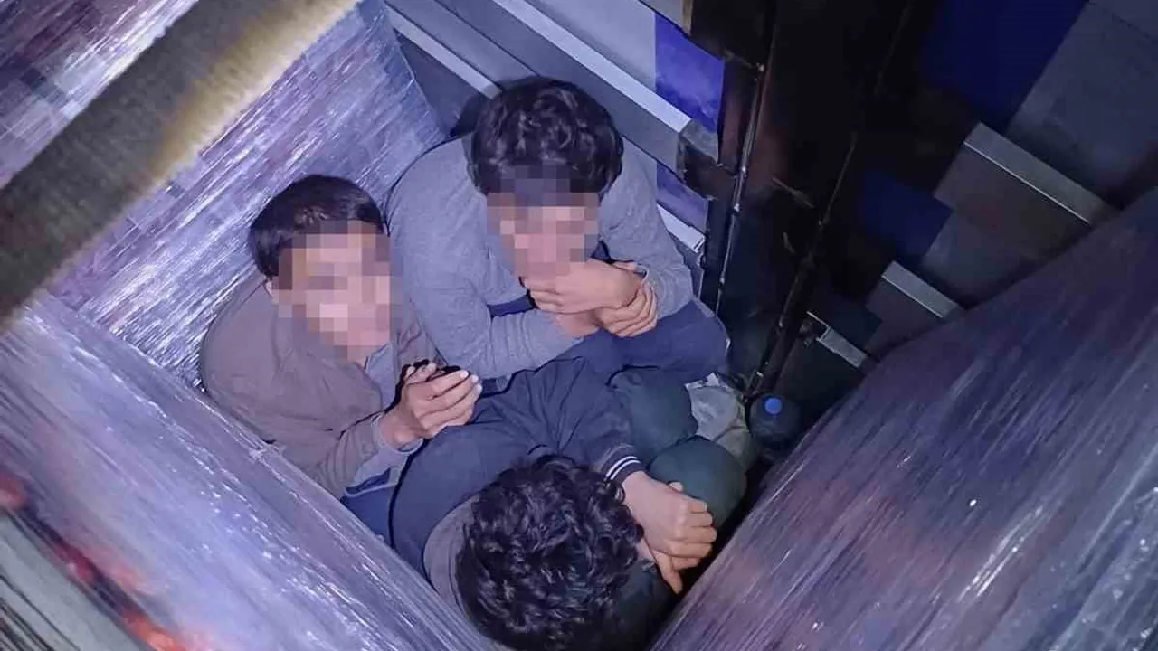 Tokat'ta hurma ve fıstık yağı yüklü tırın dorsesinde 18 Afganistan uyruklu kaçak göçmen yakalandı