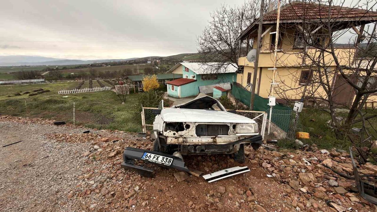 Tokat'ta otomobil elektrik direğine çarptı: İki kişi yaralandı