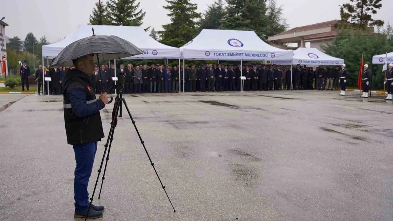 Tokat'ta Polis Teşkilatı'nın 181. Kuruluş Yıldönümü Yağmur Altında Çelenk Töreni